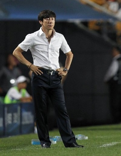 Phong cách ăn mặc của HLV Shin Tae-Yong rất giống với HLV Miura.