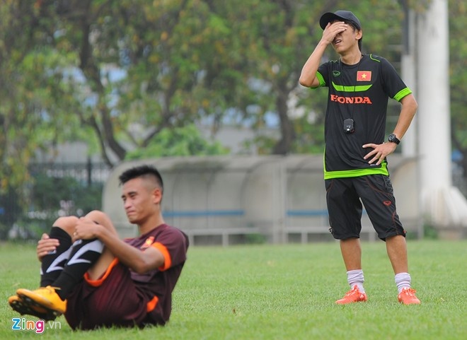 Thầy trò HLV Miura đang phải tập luyện dưới thời tiết rất khó chịu. Ảnh: Tùng Lê