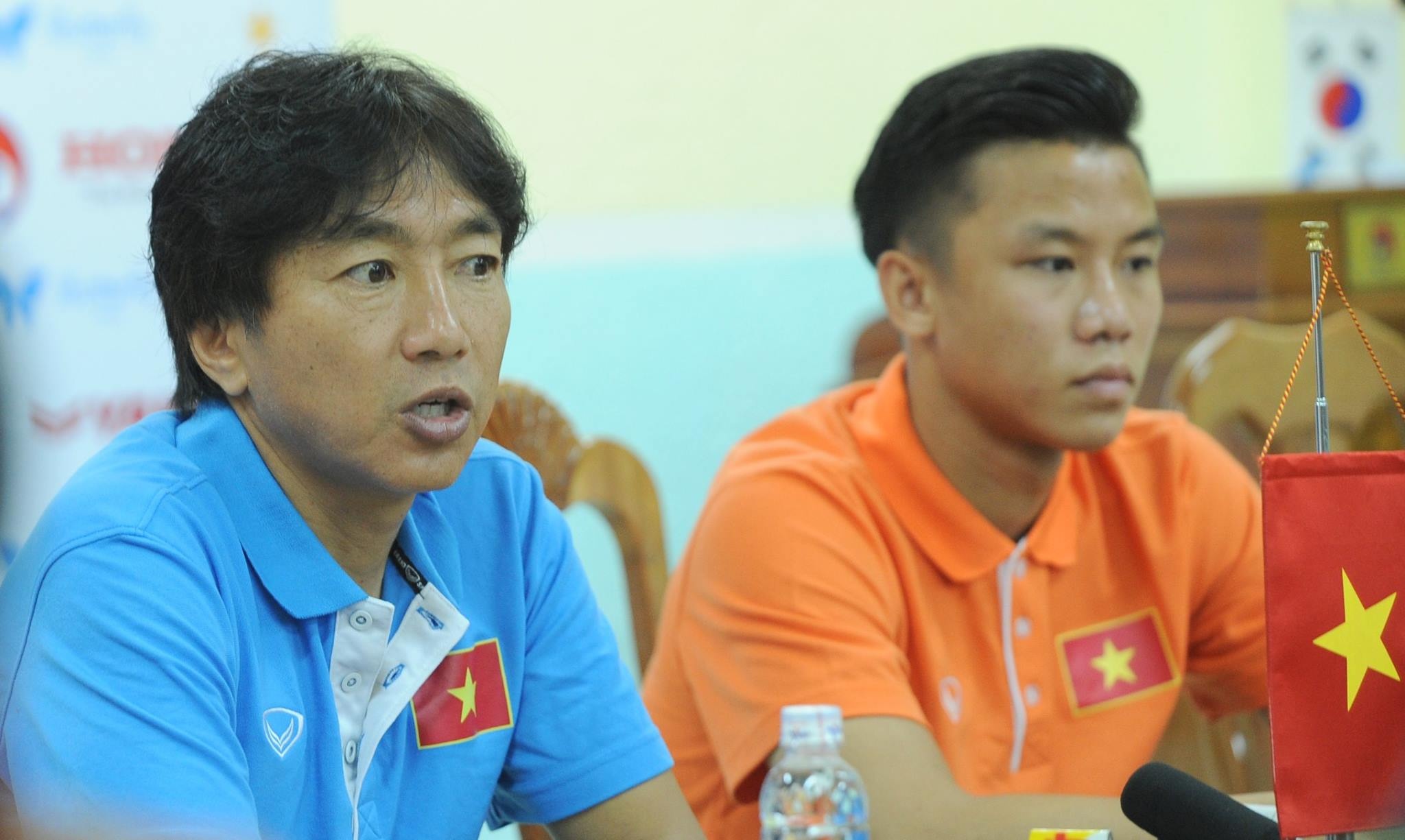 HLV Miura và hậu vệ Ngọc Hải đại diện cho U23 Việt Nam trả lời phỏng vấn.