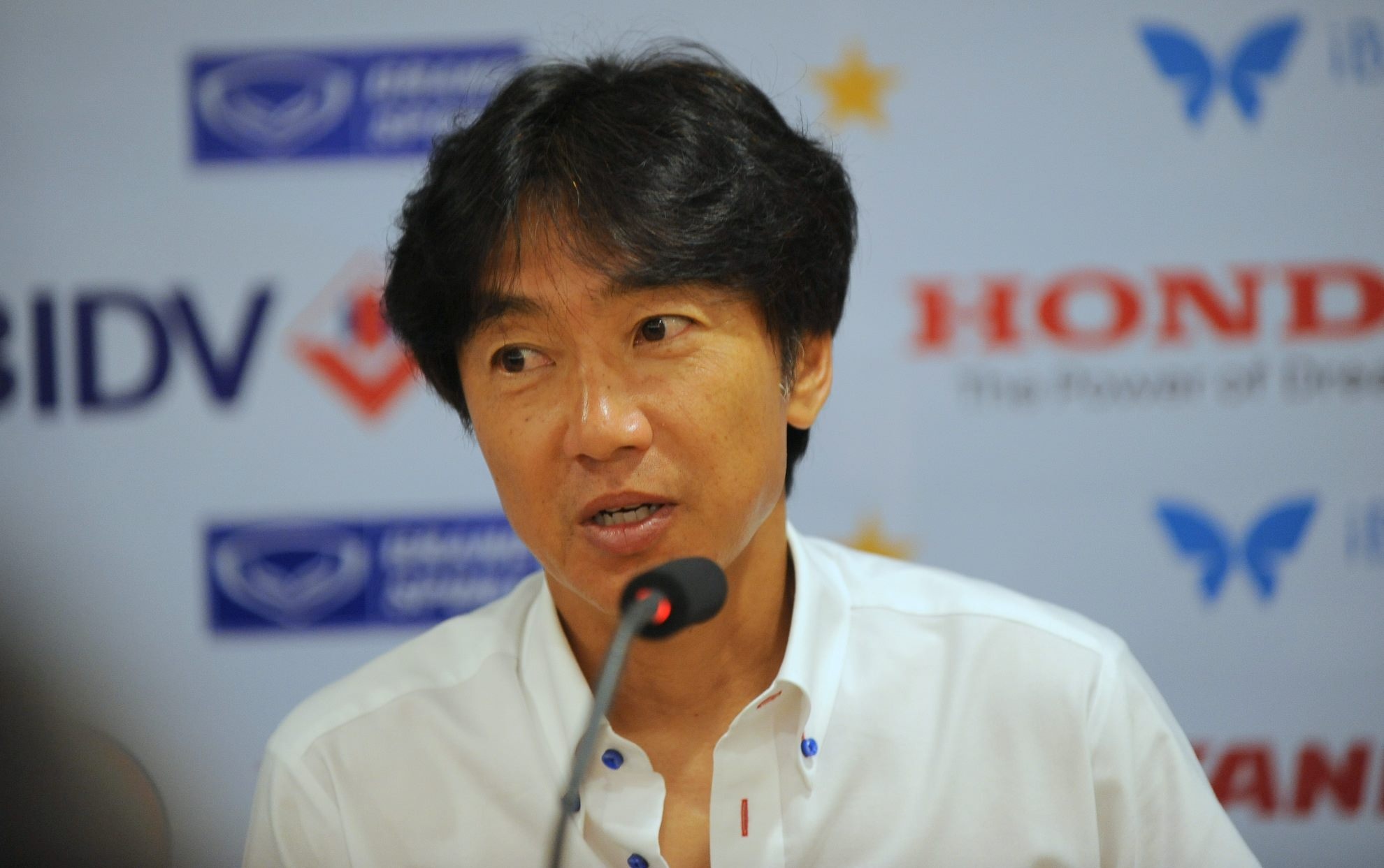 HLV Miura trả lời phỏng vấn sau trận giao hữu U23 Việt Nam - U23 Hàn Quốc. Ảnh: Tùng Lê