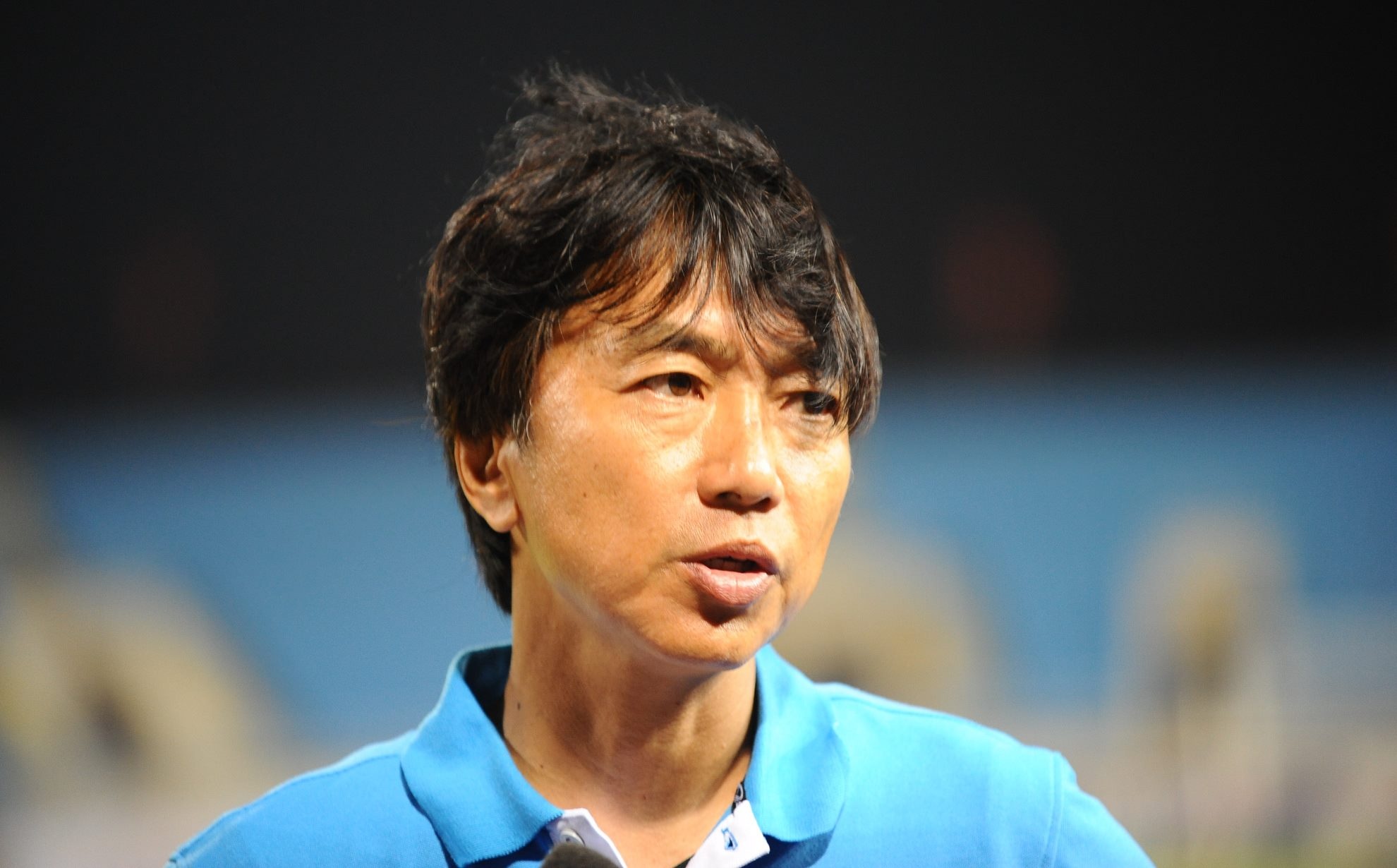 HLV Miura trả lời phỏng vấn sau trận đá tập giữa đội tuyển Việt Nam và đội tuyển U23 chiều 10/5. Ảnh: Tùng Lê