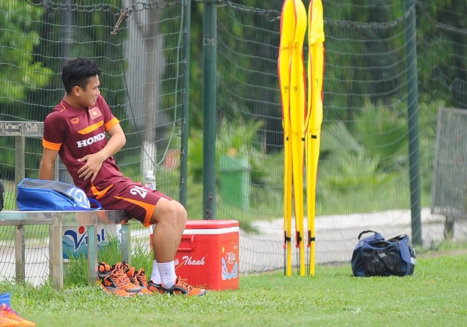 Tiền vệ Phi Sơn ngồi ngoài trong buổi tập sáng 12/5. Ảnh: Tùng Lê