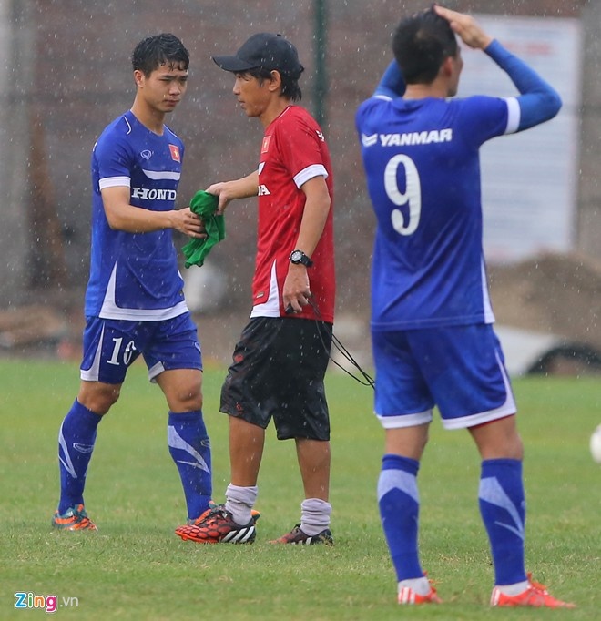 HLV Miura bố trí Công Phượng đá tự do trong các buổi tập cùng đội tuyển Việt Nam. Ảnh: Tùng Lê