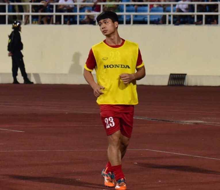 Công Phượng khởi động ngoài sân ở trận giao hữu ĐTVN - CHDCND Triều Tiên. Ảnh: Hoàng Anh