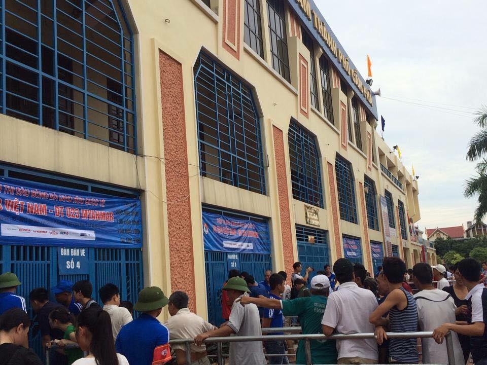 Khán giả đứng chờ đến giờ quầy bán vé mở cửa.