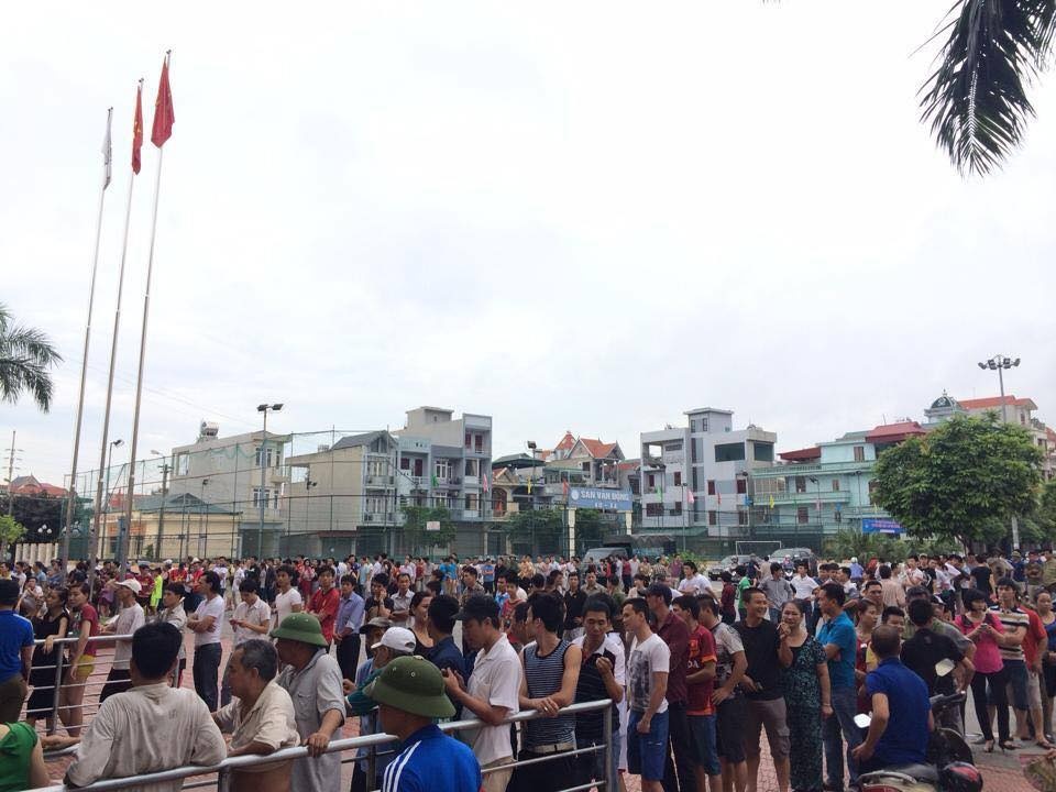 Khán giả xếp hàng đông kín quanh sân Cẩm Phả.