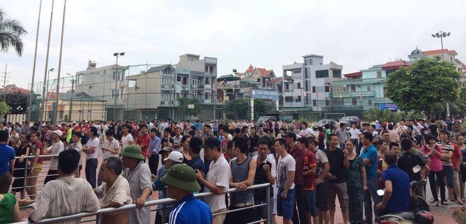 CDV Quang Ninh xep hang tu 5h sang mua ve xem U23 Viet Nam hinh anh