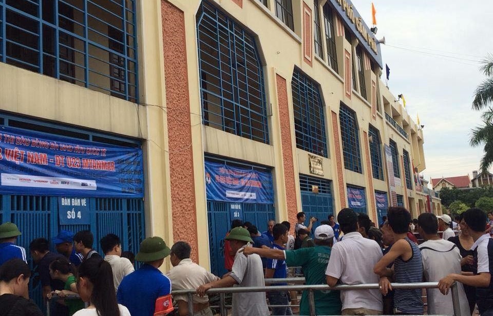 Khán giả Quảng Ninh xếp hàng từ 5h để mua vé sáng 20/5. Ảnh: Hồng Nhung