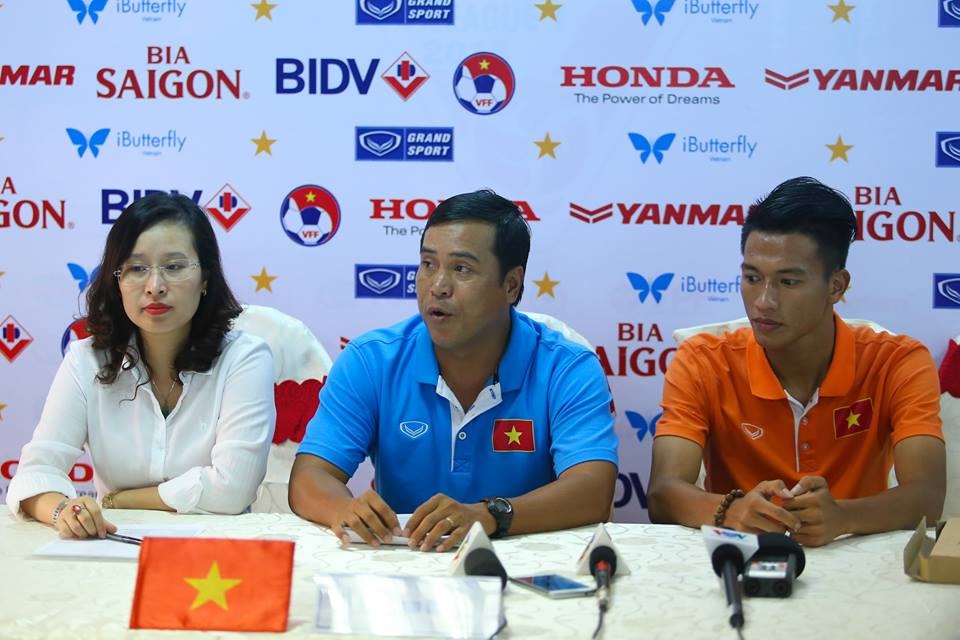 Trợ lý Nguyễn Thanh Sơn và quyền đội trưởng Hồ Ngọc Thắng trong phòng họp báo trước trận U23 Việt Nam - U23 Myanmar. Ảnh: Minh Chiến