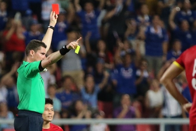 Trong tai bat chinh xac o tran Thai Lan - DT Viet Nam hinh anh