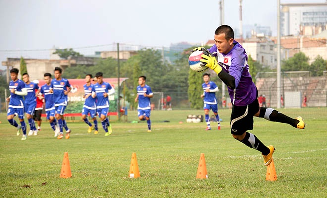 Thủ môn Văn Công trong buổi tập của U23 Việt Nam. Ảnh: VSI