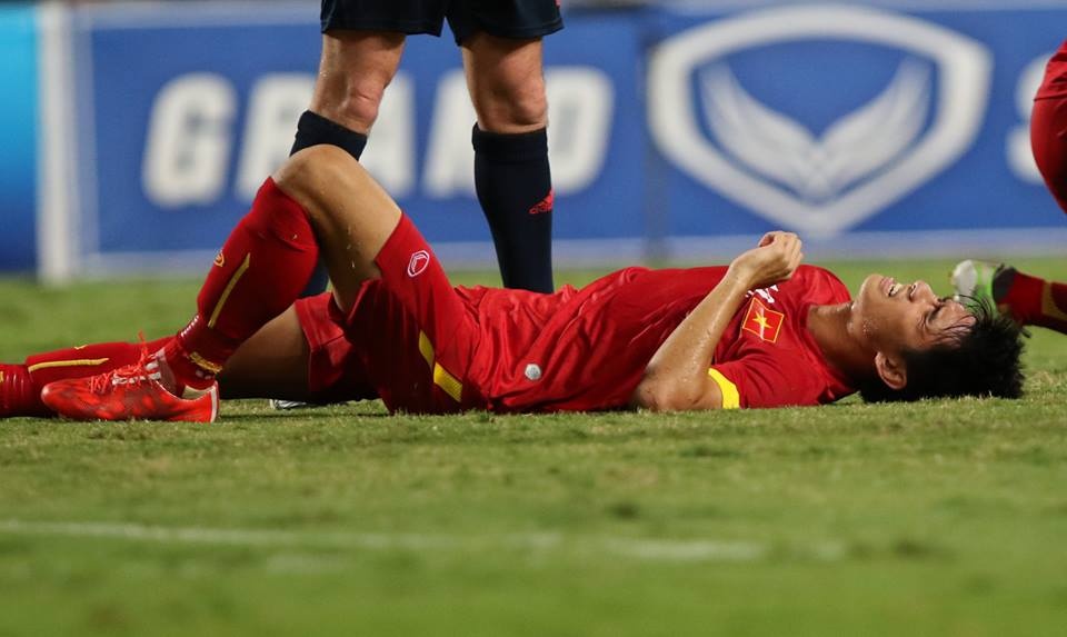Tiến Thành bị chấn thương sau 10 phút xuất hiện trên sân. Ảnh: Tùng Lê