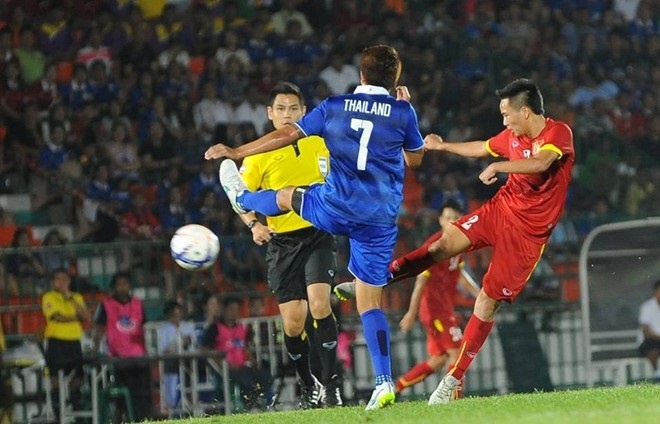 Hữu Dũng tung cú sút xa ghi bàn đẹp mắt trong trận giao hữu Olympic Thái Lan - Olympic Việt Nam. Ảnh: Tùng Lê