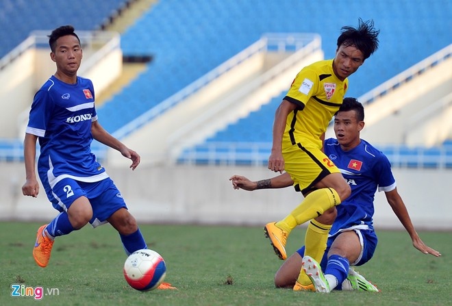 Hữu Dũng (số 2) trong trận đấu tập U23 Việt Nam - đội tuyển Việt Nam. Ảnh: Hoàng Hà