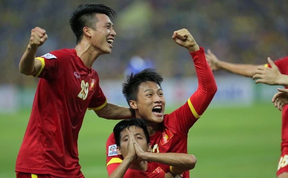 Hồng Quân (giữa)