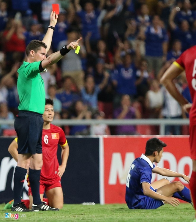 Tiền vệ Minh Châu lĩnh thẻ đỏ trong trận Việt Nam - Thái Lan. Ảnh: Tùng Lê