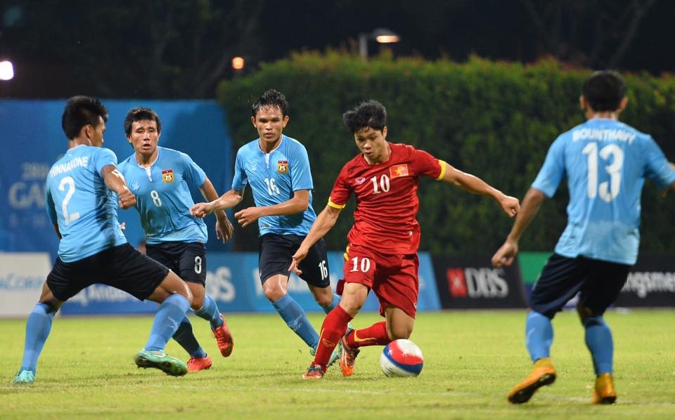 Công Phượng trong vòng vây của các cầu thủ U23 Lào. Ảnh: Hoàng Hà