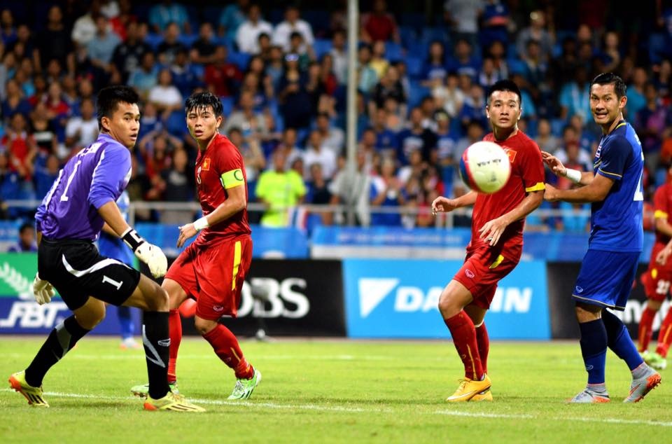 Hàng phòng ngự U23 Việt Nam lúng túng trước các chân sút U23 Thái Lan. Ảnh: Hoàng Hà