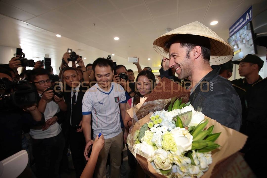 Del Piero tại cửa ra sân bay quốc tế Nội Bài chiều 12/6. Anh sẽ dự chuỗi sự kiện quảng bá cho một thương hiệu tại Hà Nội. Ảnh: FBNV