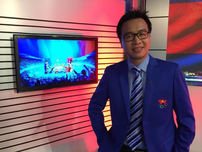 BLV Tạ Biên Cương theo dõi rất sát diễn biến của môn bóng đá nam tại SEA Games 28. Ảnh: NVCC