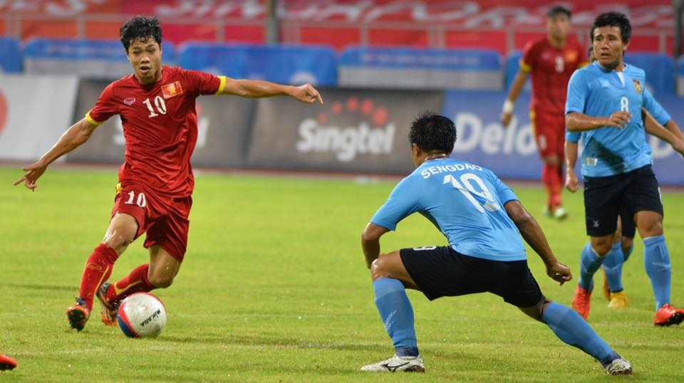 Ngay từ trận đấu gặp U23 Lào, Công Phượng đã không còn nổi bật với vai trò mới. Ảnh: Hoàng Hà