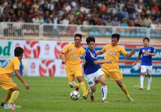 Công Phượng bất lực trước hàng phòng ngự của CAND. Ảnh: Minh Trần