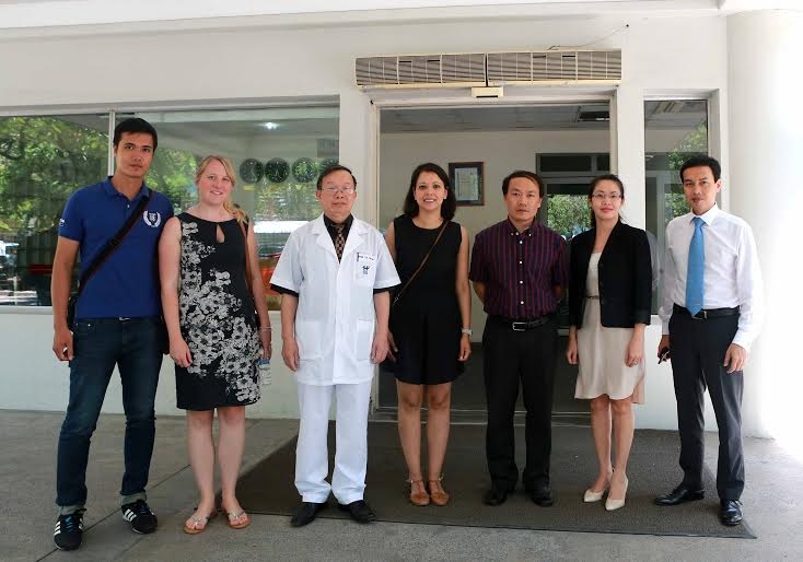 PGS.TS Võ Văn Bản (thứ ba từ trái sang) tiếp đón đại diện của CLB Man City.