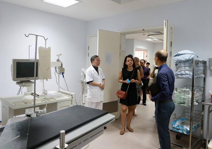 Đại diện của Man City kiểm tra các phòng chức năng của bệnh viện Việt Pháp.