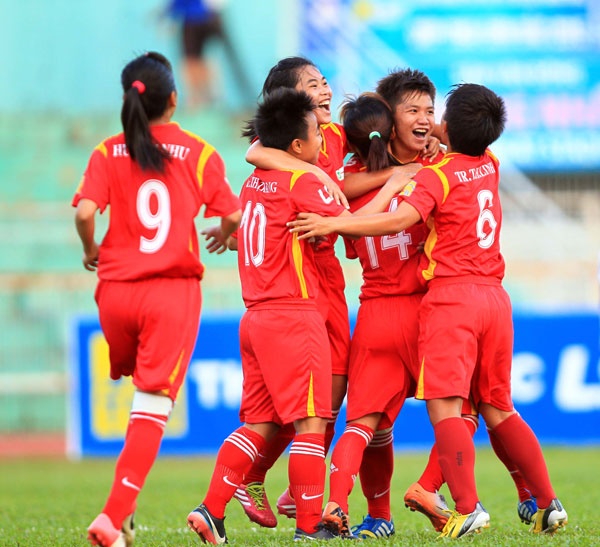 Các nữ cầu thủ TP HCM ăn mừng sau khi giành ngôi vô địch bóng đá nữ QG 2015. Ảnh: VFF