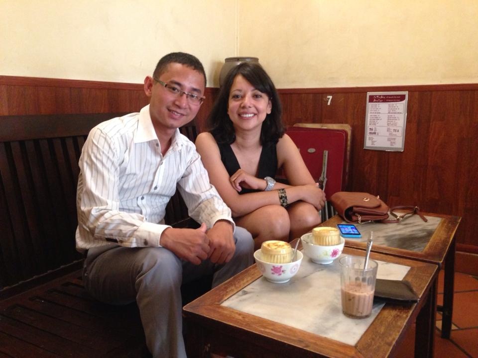 Bà Sanchez và nhà báo Vũ Khắc Sơn (báo Bóng Đá) thưởng thức cà phê Hà Nội.