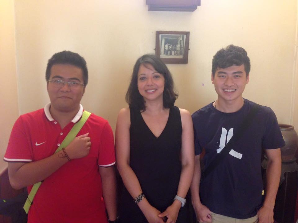 Bà Sanchez vui vẻ chụp hình kỷ niệm cùng 2 fan... M.U.