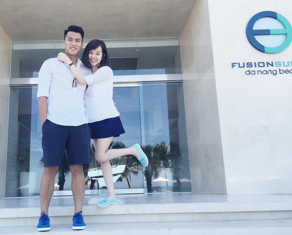 Nụ cười đã trở lại cùng tiền đạo Việt kiều và người bạn gái.