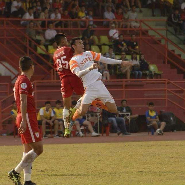 Xuân Nam (áo trắng) đang trở thành một hiện tượng tại Lao League.