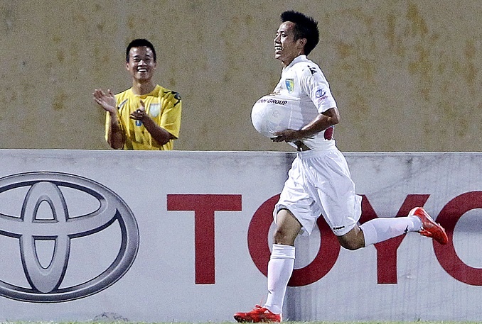 Van Quyet cho bong vao bung khoe vo co bau hinh anh