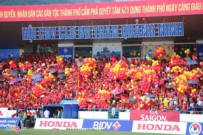 Mỗi trận đấu trên sân Cẩm Phả luôn là ngày hội bóng đá đầy mầu sắc và âm thanh. Ảnh: Anh Tuấn