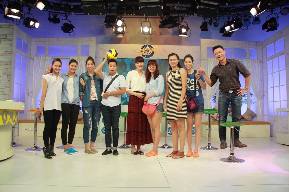 Cùng các đồng đội ở tuyển bóng chuyền nữ Việt Nam chụp ảnh giao lưu cùng ê-kíp thực hiện.