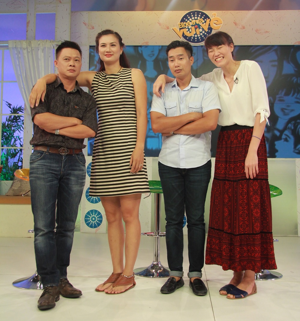 Kim Huệ, Ngọc Hoa chụp ảnh giao lưu cùng 2 BTV của VTV. 