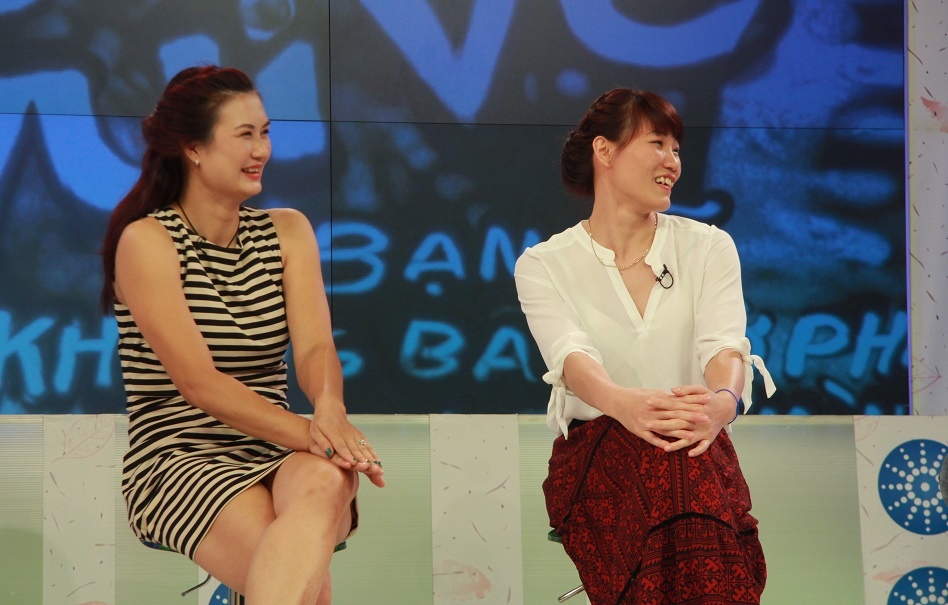 Kim Huệ và Ngọc Hoa vui vẻ và duyên dáng trong phần giao lưu.