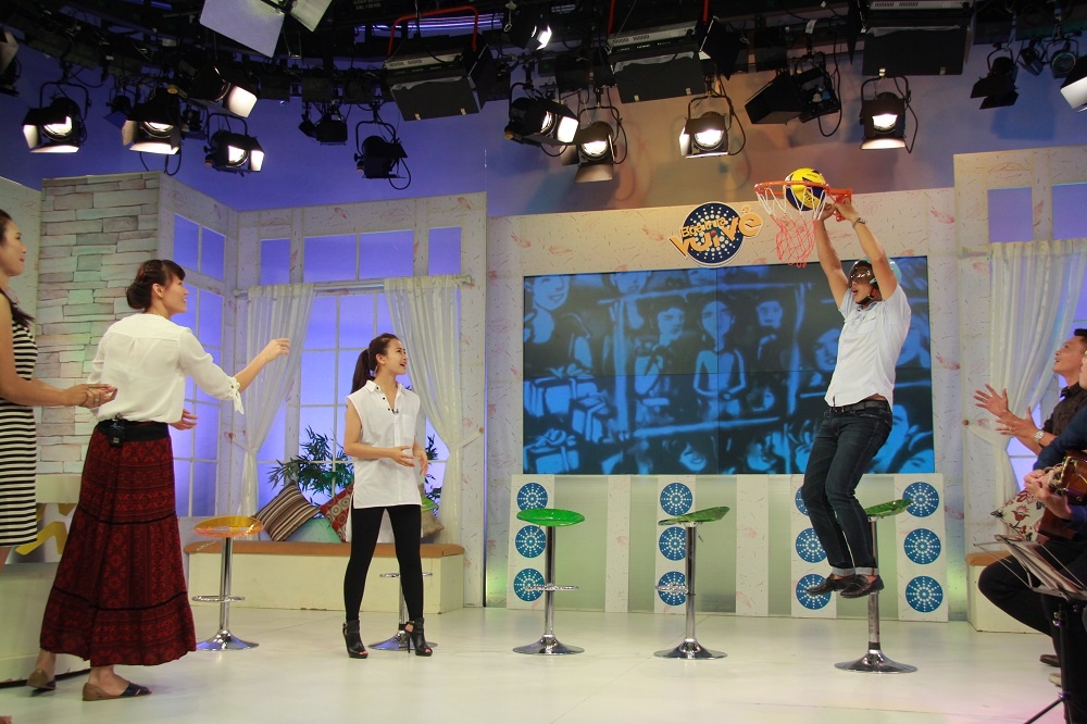 Ngọc Hoa thực hiện xuất sắc phần giao lưu này với 2 lần đưa bóng vào rổ trong khi, Kim Huệ ném trượt cả 2 lần. Ngọc Hoa được gợi ý nên kiêm thêm cả môn bóng rổ. 