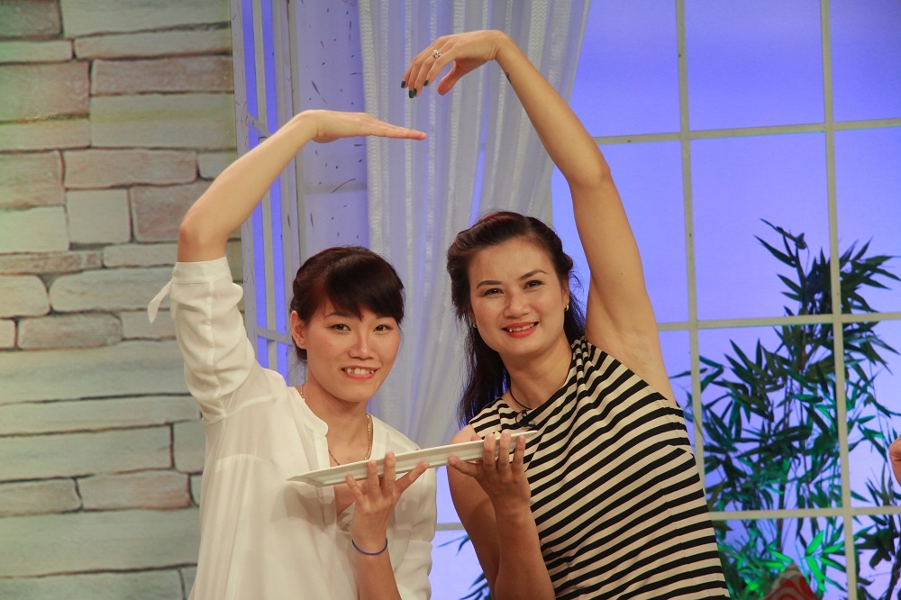 Kim Huệ, Ngọc Hoa tạo dáng cùng món ăn của chương trình.