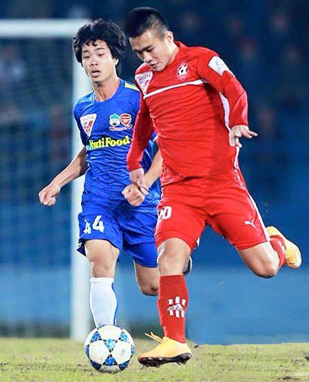 Ngọc Thịnh (phải) từng đối đầu Công Phượng ở vòng 4 V.League. Ảnh: bongdaplus