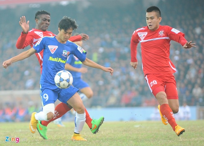 Ngọc Thịnh (phải) cùng đồng đội đã vượt qua HAGL 1-0 ở trận lượt đi. Ảnh: Tùng Lê