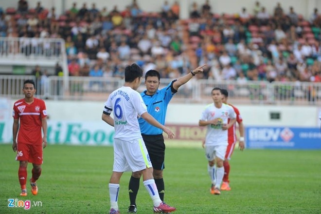 Đội trưởng Xuân Trường khiếu nại tấm thẻ đỏ của Franklin nhưng không thành công. Ảnh: Gia Bảo