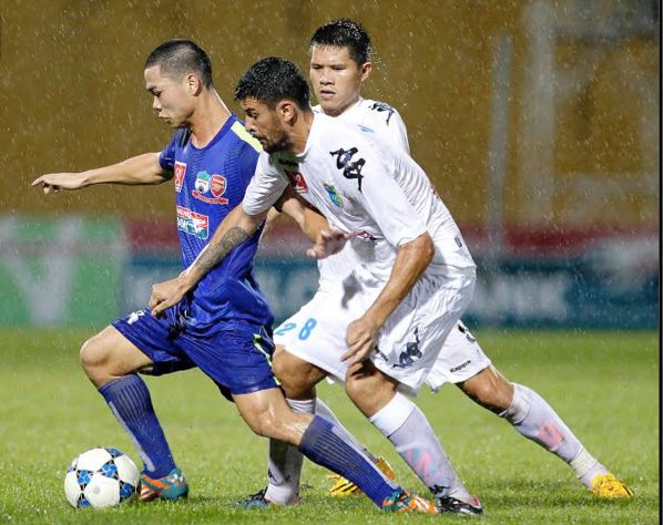 Victor Ormazabal tranh bóng với Công Phượng trong trận đấu ở tứ kết Cúp QG (Hà Nội T&T