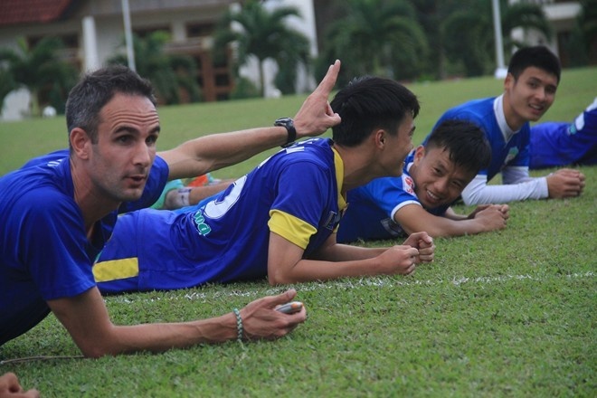 HLV thể lực Anthony Debant xuất hiện tại HAGL tháng 11/2014 với nhiệm vụ nâng cao nền tảng thể lực của Công Phượng và đồng đội. Ảnh: Tùng Lê
