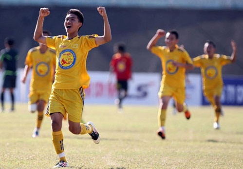 ‘Nguoi ngoai dung tien rut ruot tai nang nhi cua SLNA’ hinh anh