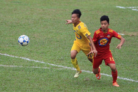 U17 SLNA (áo vàng) đã thất bại nặng nề 0-3 trước U17 Viettel ở trận bán kết U17 QG 2015. Ảnh: bongdaplus