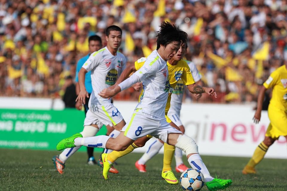 Tuấn Anh và Công Phượng trong một pha uy hiếp khung thành Thanh Hóa.