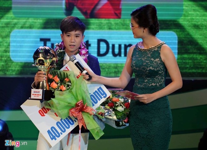 Tuyết Dung nhận giải thưởng Quả bóng vàng Việt Nam 2014. Ảnh: Hoàng Anh