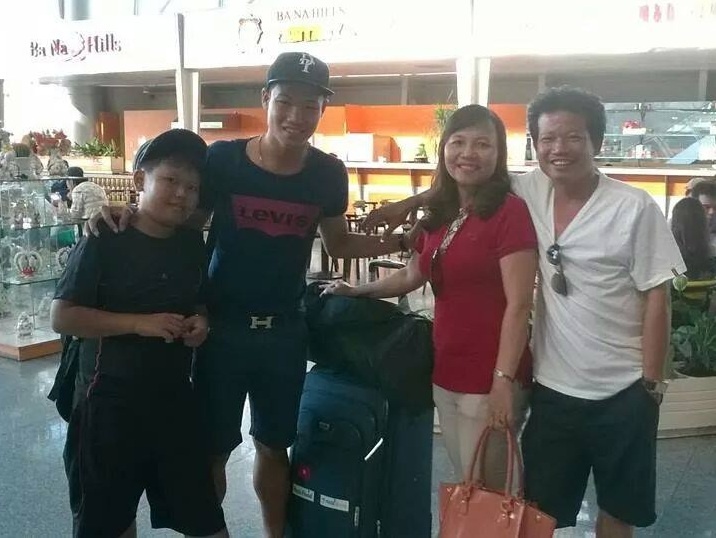 Gia đình trung vệ Đông Triều. Ảnh: NVCC